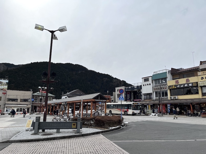 東武日光駅前のバスターミナル