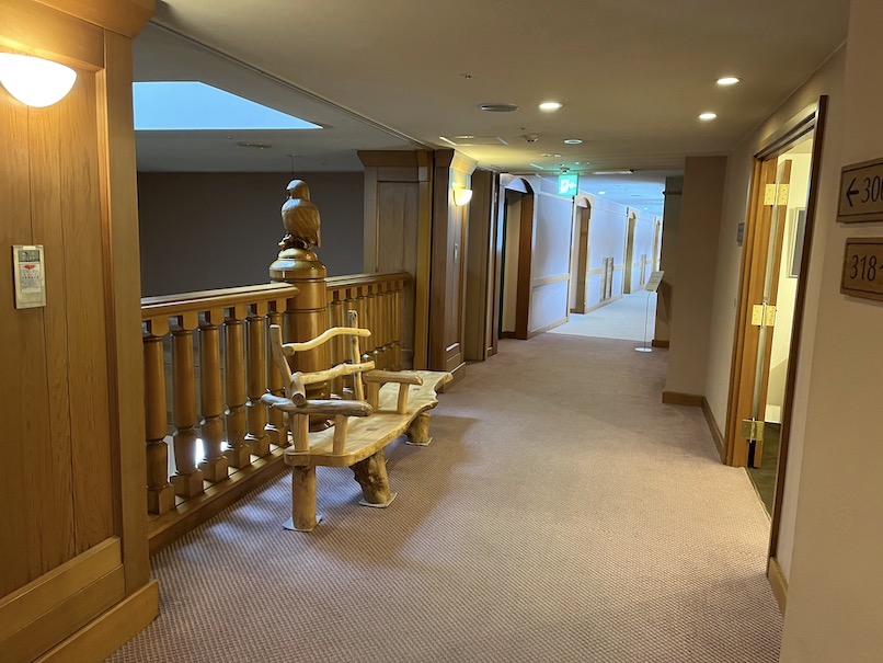中禅寺金谷ホテル：客室へのアクセス（エレベーターホール）
