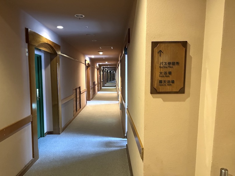 中禅寺金谷ホテル 温泉棟「そら風呂」へのアクセス:内廊下