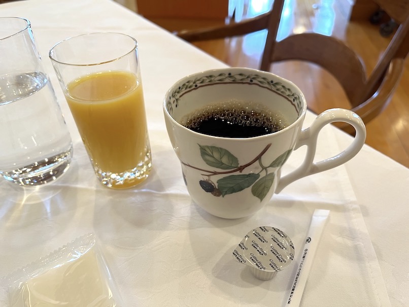 中禅寺金谷ホテルの朝食：ドリンク（コーヒー＆オレンジジュース）