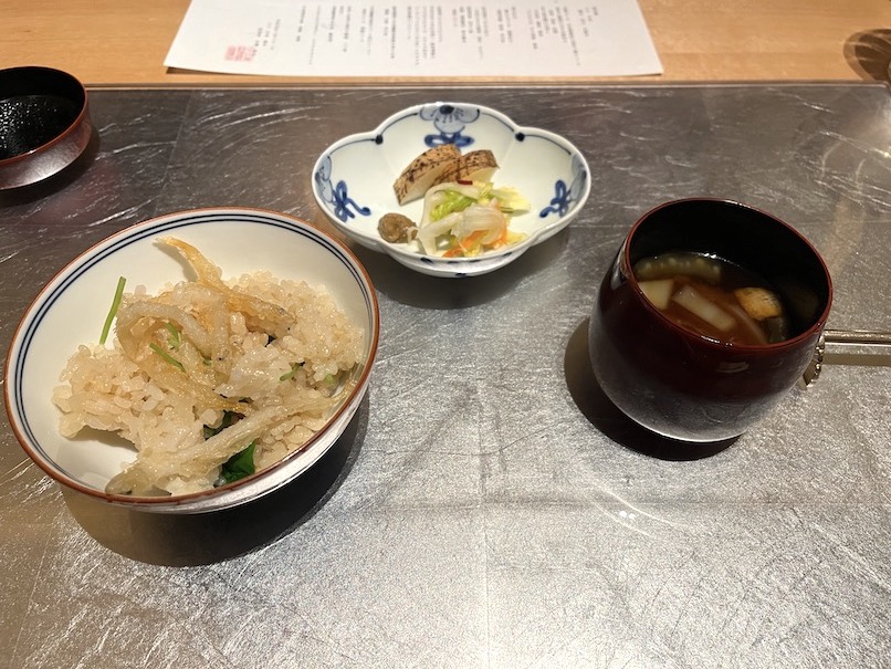 ふふ日光の夕食：ご飯、お味噌汁、おしんこ