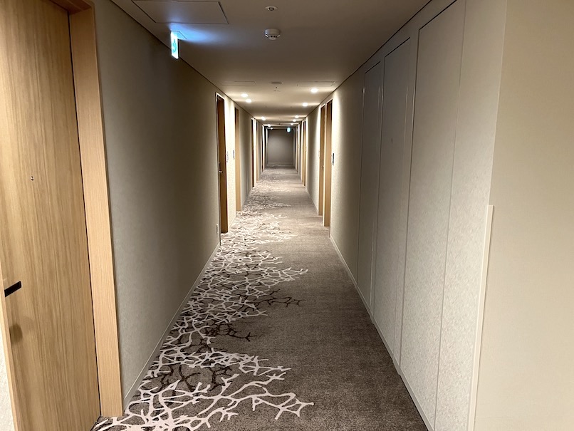 JALシティ東京豊洲：内廊下（客室へのアプローチ）