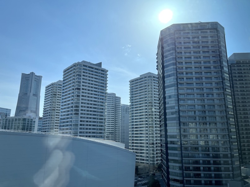 ザ・カハラ・ホテル＆リゾート横浜の客室：眺望（ビル側）