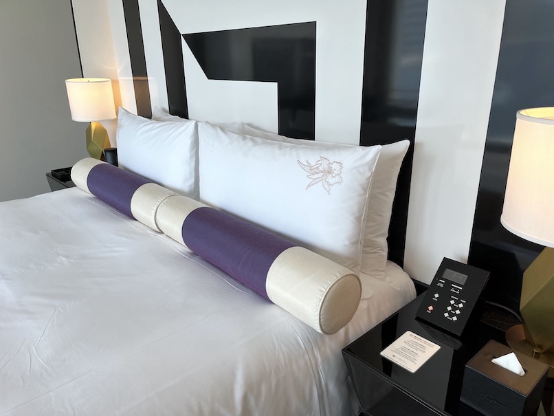 ザ・カハラ・ホテル＆リゾート横浜の客室：寝室（枕＆ベッドボード）