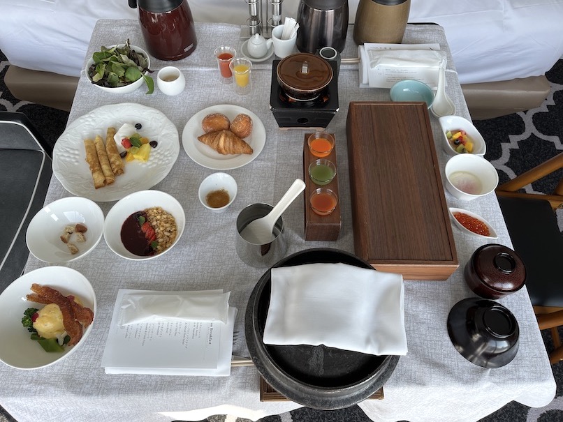 ザ・カハラ・ホテル＆リゾート横浜の朝食：インルームダイニング（ルームサービス）