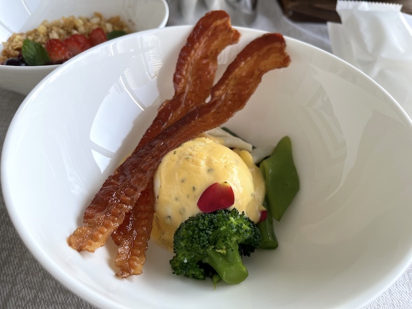 ザ・カハラ・ホテル＆リゾート横浜の朝食：ハワイアン朝食（エッグベネディクト）