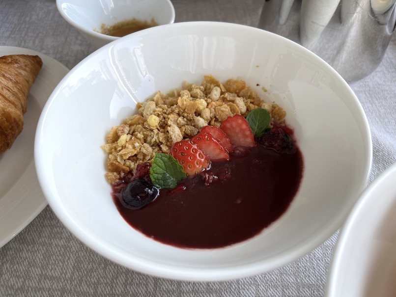 ザ・カハラ・ホテル＆リゾート横浜の朝食：ハワイアン朝食（アサイーボウル）