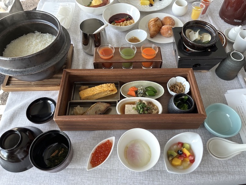 ザ・カハラ・ホテル＆リゾート横浜の朝食：和朝食（全体像）