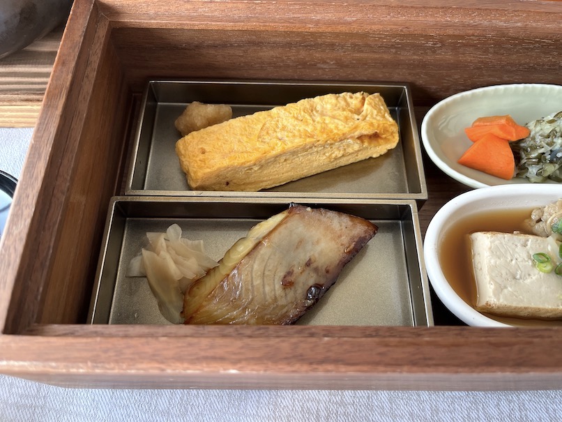 ザ・カハラ・ホテル＆リゾート横浜の朝食：和朝食（卵焼き＆魚焼き）