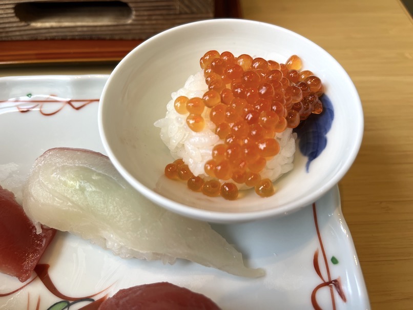 グランドニッコー東京台場の朝食（鮨 玉かがり）：寿司定食（いくら丼）