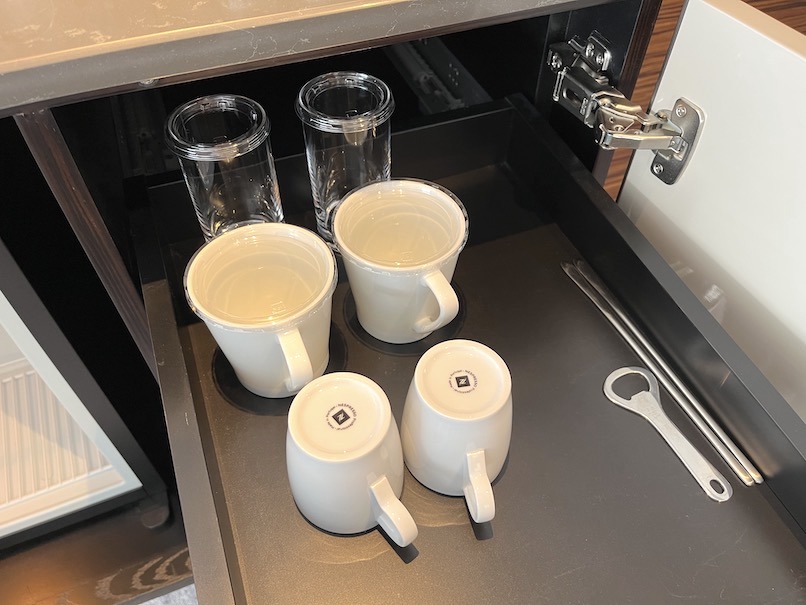ヒルトン東京（新宿）の客室（ジュニアスイート）：グラスとカップ