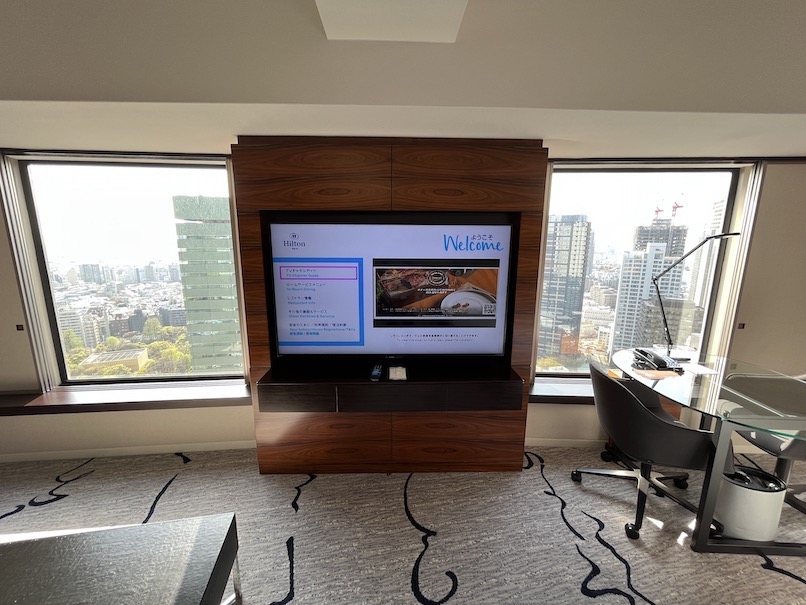 ヒルトン東京（新宿）の客室（ジュニアスイート）：TVと2面の窓
