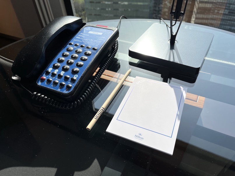 ヒルトン東京（新宿）の客室（ジュニアスイート）：電話とメモ帳