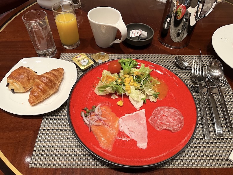 ヒルトン東京（新宿）の朝食ビュッフェ：実食（サラダ、パン、ジュース）