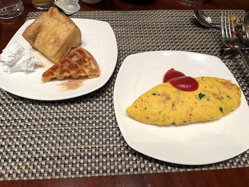 ヒルトン東京（新宿）の朝食ビュッフェ：実食（フレンチトースト、オムレツ）