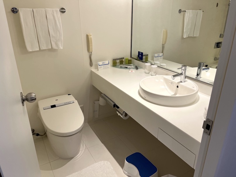 ヒルトン東京ベイ（舞浜）のスイートルーム：バスルーム（洗面台＆トイレ）