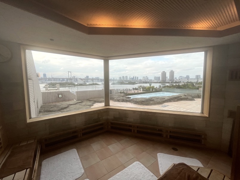 ヒルトン東京お台場のプール：ドライサウナ（窓からの眺望）