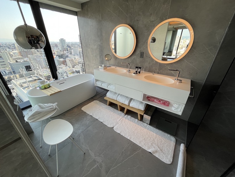 W大阪（W Osaka）の客室：バスルーム（全体像）