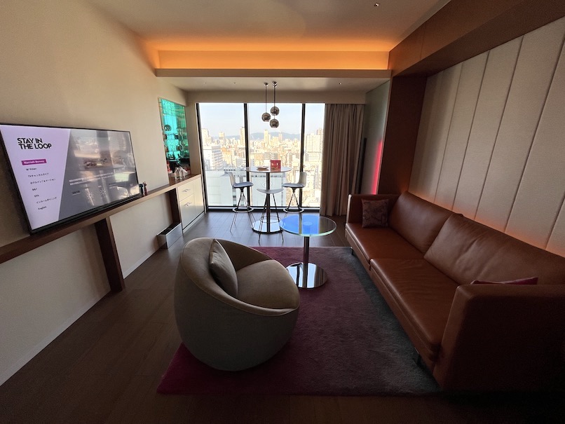 W大阪（W Osaka）の客室：リビングルーム（全体像）