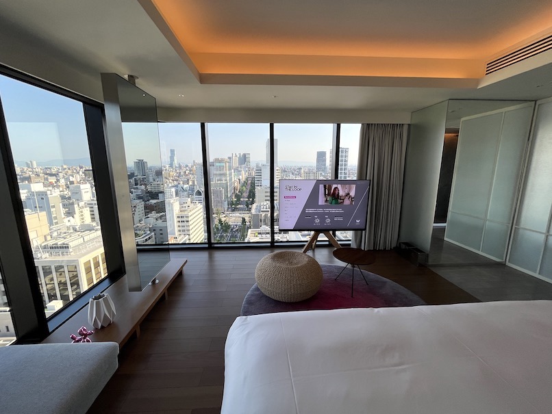 W大阪（W Osaka）の客室：ベッドルーム（TV）