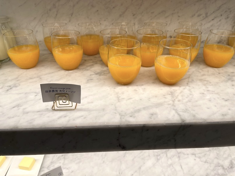 W大阪（W Osaka）の朝食：ビュッフェテーブル（オレンジジュース）