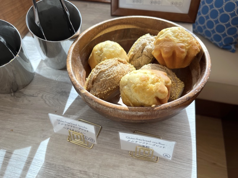 W大阪（W Osaka）の朝食：ビュッフェテーブル（パン2）