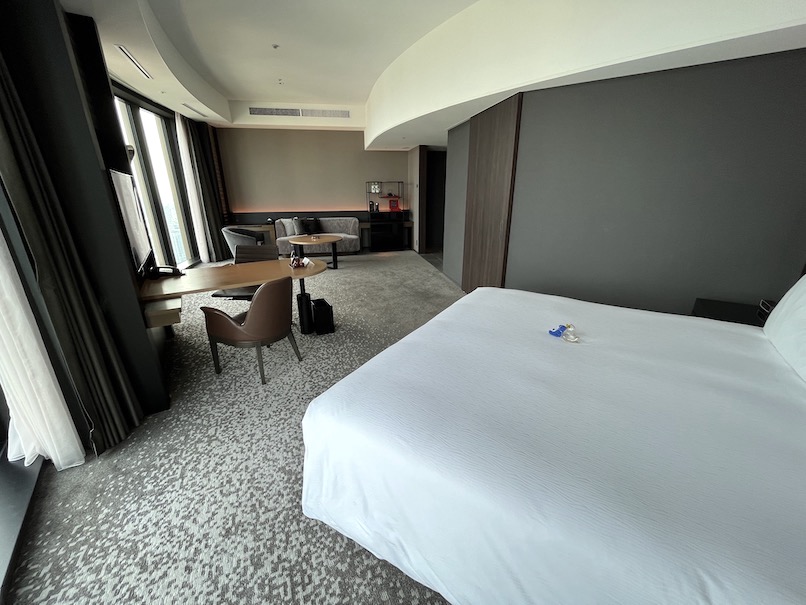 コンラッド大阪の客室（エグゼクティブルーム）：リビング＆寝室（全体像4）
