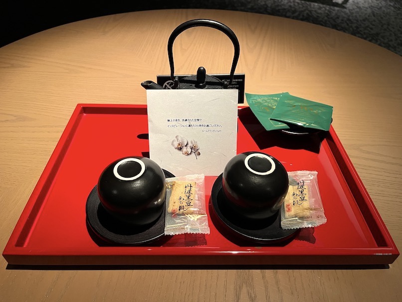 コンラッド大阪の客室（エグゼクティブルーム）：ターンダウン（日本茶とお茶菓子）