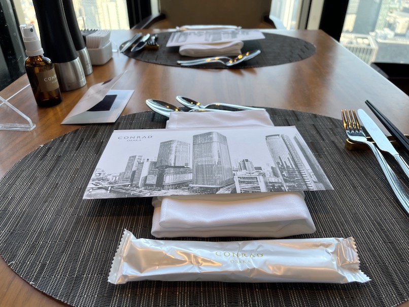 コンラッド大阪の朝食：アトモスダイニングのテーブルセッティング