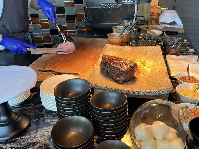 コンラッド大阪の朝食：ビュッフェのフード（ローストビーフ）