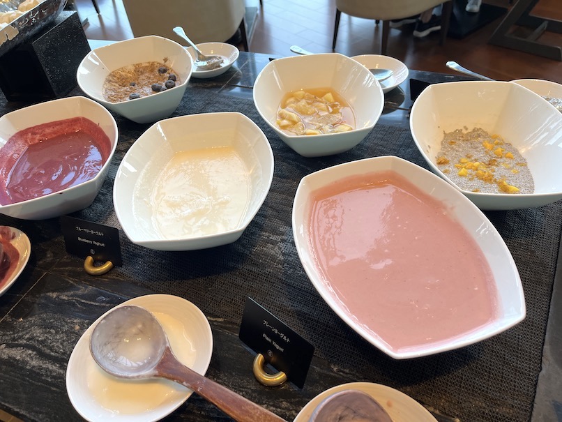 コンラッド大阪の朝食：ビュッフェのフード（ヨーグルト）