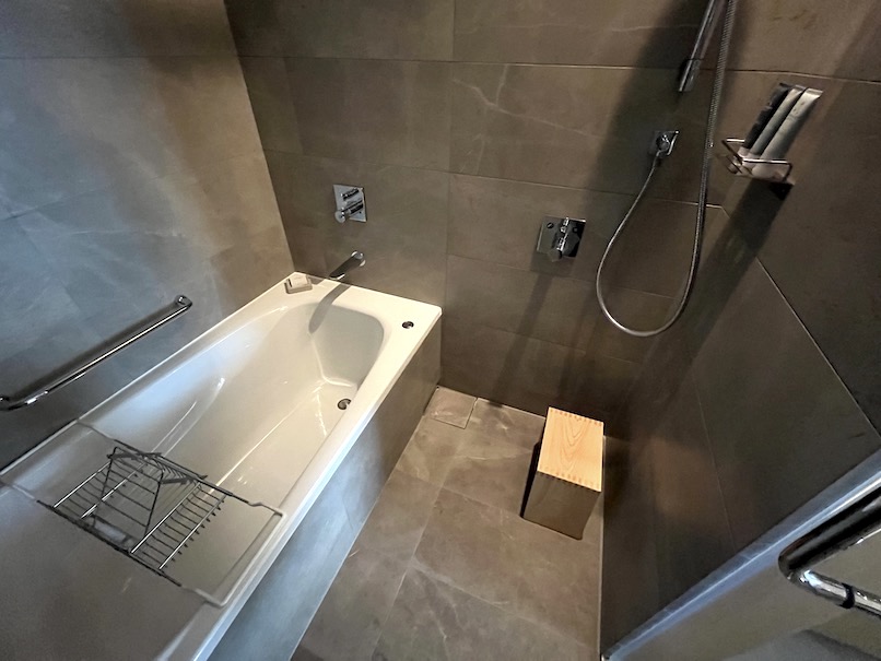 JWマリオット奈良の客室（ジュニアスイート）：バスルーム（バスタブとシャワー）