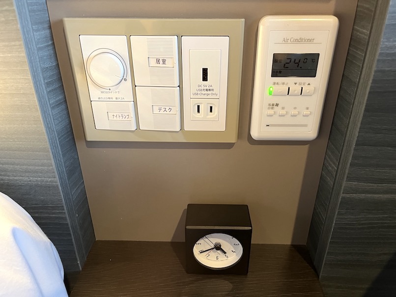 ラビスタ東京ベイの部屋：照明＆エアコンのコントロールボタン