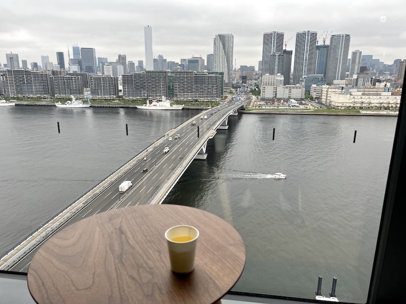 ラビスタ東京ベイの湯上がりサービス：テーブル席からの眺望