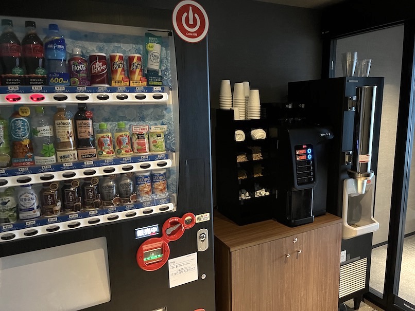 ラビスタ東京ベイの館内設備：自動販売機とコーヒーマシン
