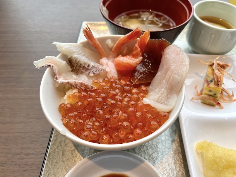 ラビスタ東京ベイの朝食：海鮮丼の様子