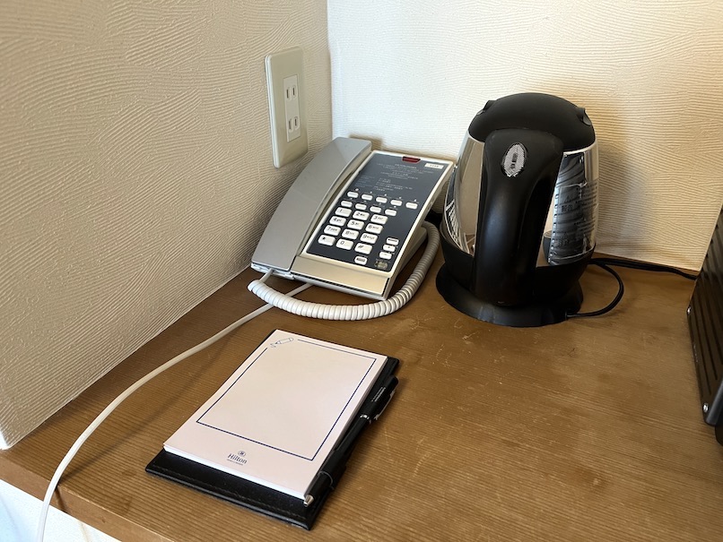 ヒルトン大阪の和室スイート：電話とポット