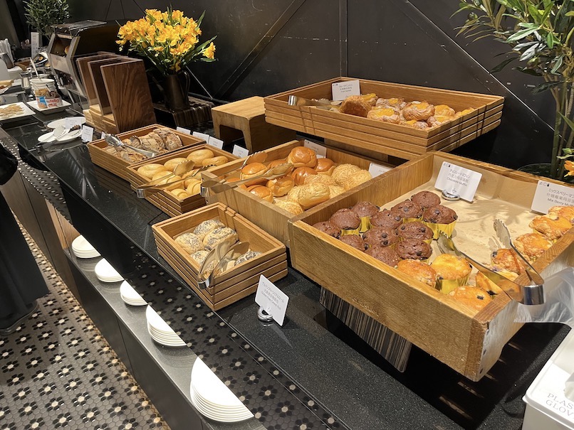 ヒルトン大阪の朝食：ビュッフェのフード（パン1）