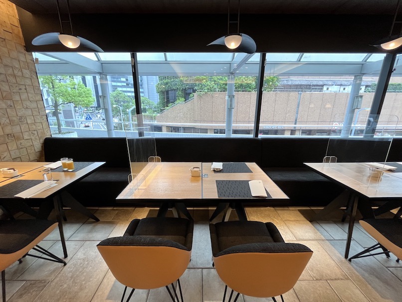 ヒルトン大阪の朝食：レストランの内観（眺望）