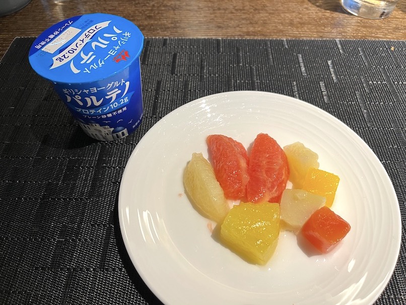 ヒルトン大阪の朝食：実食（フルーツとヨーグルト）