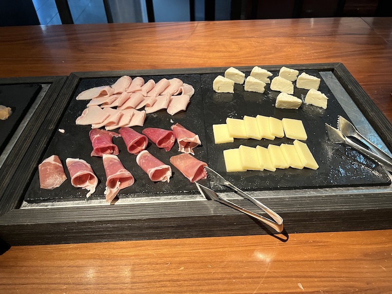 ハイアットセントリック銀座東京の朝食：ビュッフェテーブル（ハム＆チーズ1）
