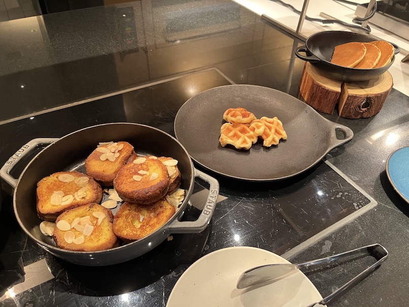 ハイアットセントリック銀座東京の朝食：ビュッフェテーブル（フレンチトースト＆パンケーキ、ワッフル）