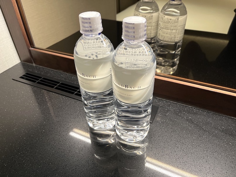 グランバッハ東京銀座の客室：ミニバー（水）