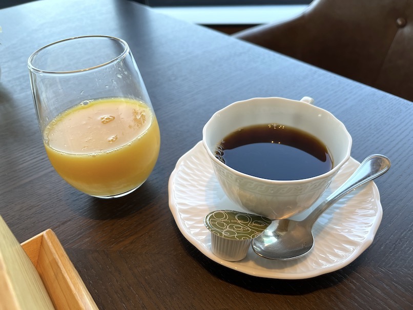 ホテル ザ セレスティン銀座の朝食：ドリンク（オレンジジュース＆コーヒー）