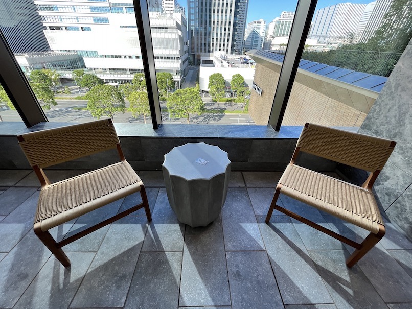 ウェスティンホテル横浜のプール：テーブルとチェア