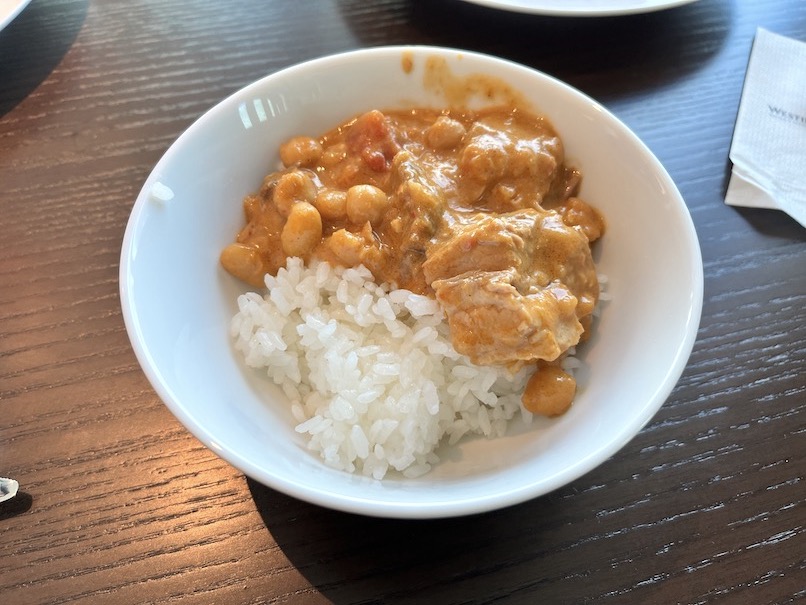 クラブラウンジのカクテルタイム：実食（カレー）