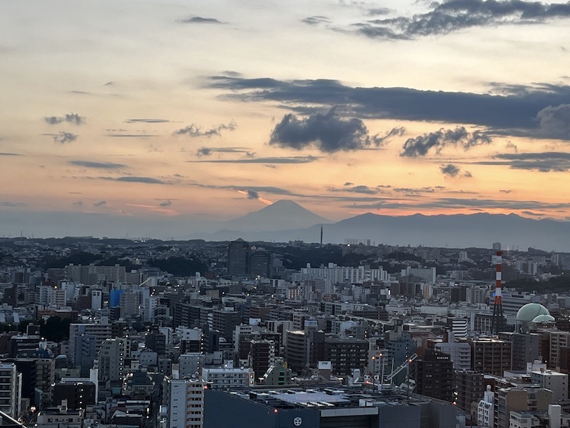 ウェスティンホテル横浜：ロビー（夕景と富士山）