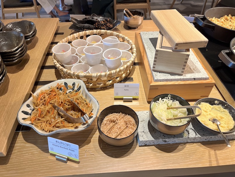 朝食ビュッフェのフード：和食（納豆と惣菜）
