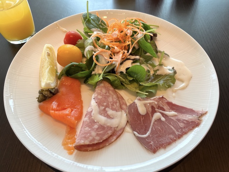 朝食ビュッフェの実食：サラダ（生野菜とハム、サーモン）