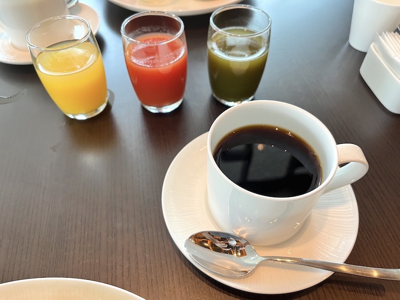 朝食ビュッフェの実食：ドリンク（コーヒーとジュース）